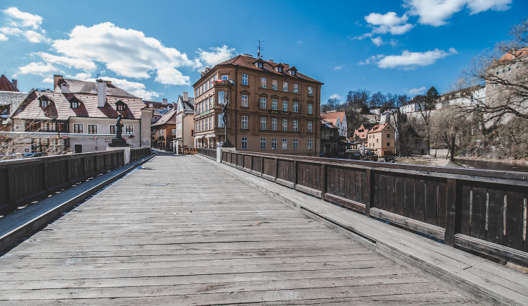 Český Krumlov zavřel pro dopravu i pro chodce Lazebnický most v centru. Opravuje ho