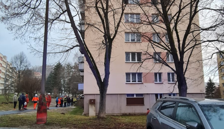 V Českém Krumlově hořel panelový dům. Jeden člověk se nadýchal zplodin