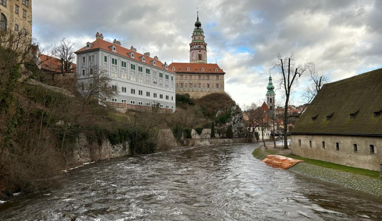Český Krumlov se připravuje na možnou povodeň. V okolí řeky jsou pytle s pískem