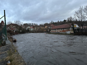 Déšť opět zvedl Vltavu v Českém Krumlově. Na jihu Čech platí výstraha před povodněmi