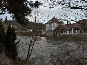 Déšť opět zvedl Vltavu v Českém Krumlově. Na jihu Čech platí výstraha před povodněmi