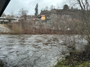 Déšť opět zvedl Vltavu v Českém Krumlově. Na jihu Čech platí výstraha před povodněmi