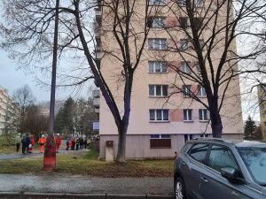V Českém Krumlově hořel panelový dům. Jeden člověk se nadýchal zplodin