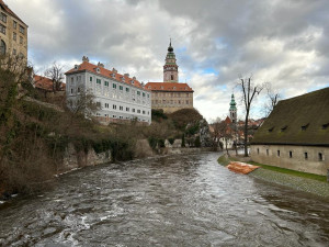 Český Krumlov se připravuje na možnou povodeň. V okolí řeky jsou pytle s pískem