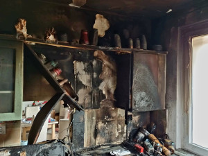 Hořet začalo v bytě kvůli plastové dóze na sporáku, který mohl zapnout domácí mazlíček