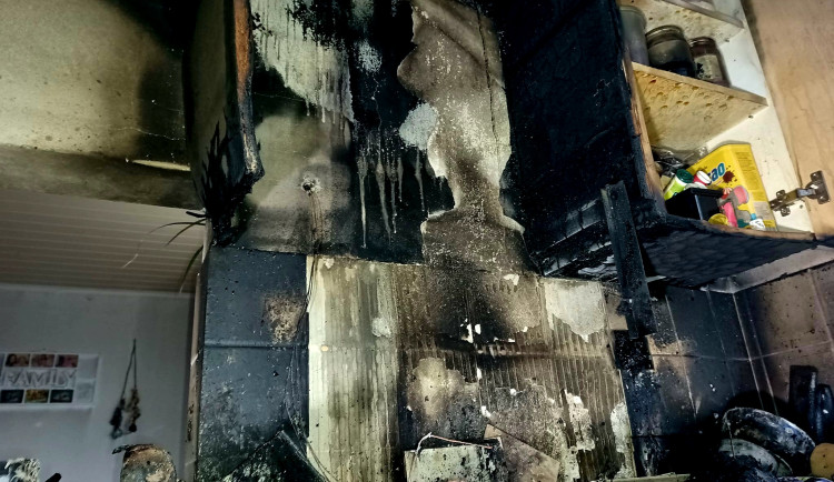 Hořet začalo v bytě kvůli plastové dóze na sporáku, který mohl zapnout domácí mazlíček