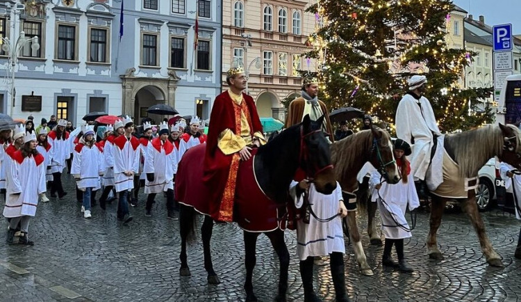 Tříkráloví koledníci vyrazili do ulic s téměř dvěma a půl tisíci zapečetěnými pokladničkami