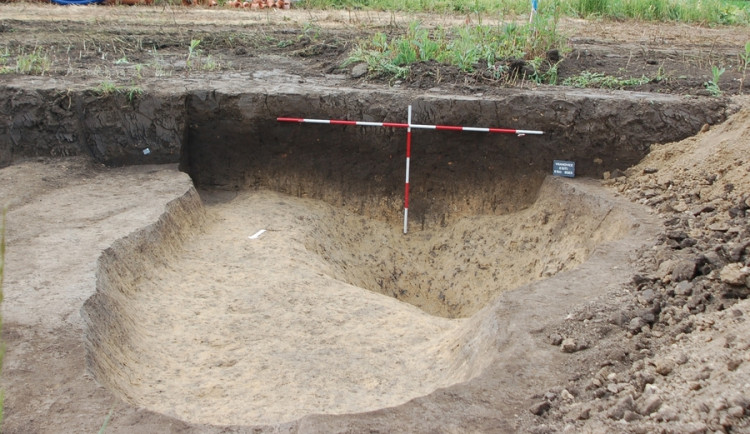 Ve Vrahovicích archeologové objevili zdobenou píšťalku z ptačí kosti. Bylo zde rozsáhlé neolitické sídliště