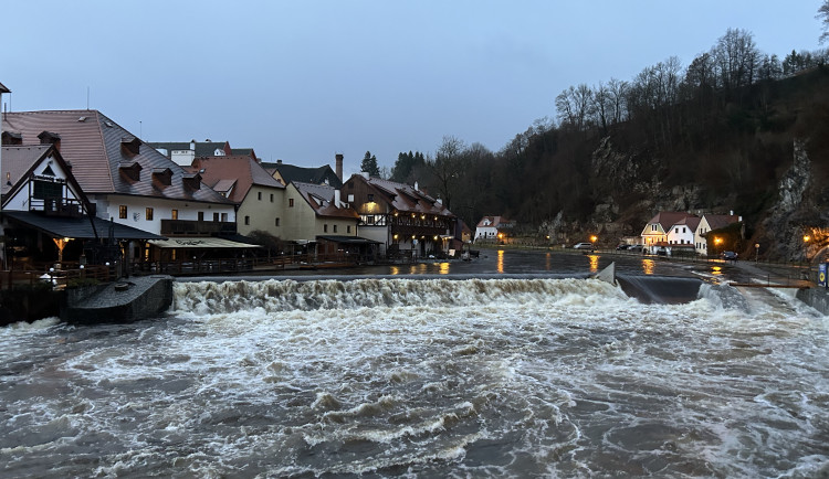 Vltava v Českém Krumlově je na třetím stupni povodňové aktivity