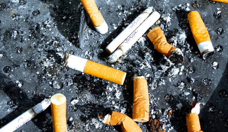 Prostějovu odpadnou náklady za úklid cigaretových nedopalků. Zaplatí je soukromá firma