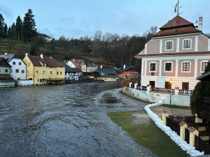 Tak vypadal Český Krumlov koncem pracovního týdne. V uplynulých dnech se tam hladina pohybuje mezi druhým a třetím stupněm povodňové aktivity.