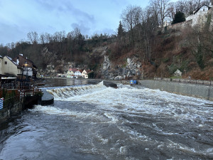 Tak vypadal Český Krumlov koncem pracovního týdne. V uplynulých dnech se tam hladina pohybuje mezi druhým a třetím stupněm povodňové aktivity.