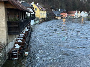 Tak vypadal Český Krumlov koncem pracovního týdne. V uplynulých dnech se tam hladina pohybuje mezi druhým a třetím stupněm povodňové aktivity.