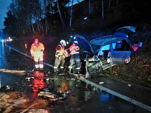 Silnici mezi Českými Budějovicemi a Krumlovem uzavřela nehoda. Řidička zraněním podlehla