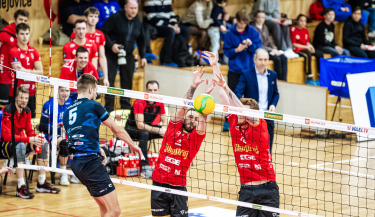 Jihostroj ve šlágru přejel silné Kladno 3:0