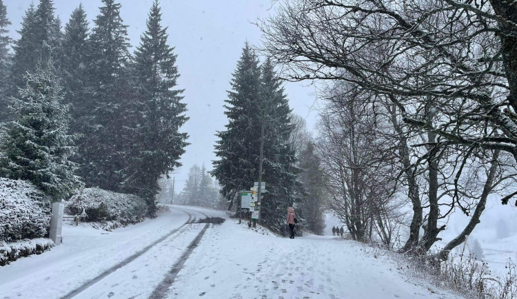 Na jihu Čech může na některých silnicích komplikovat dopravu sněžení