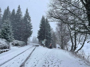Na jihu Čech může na některých silnicích komplikovat dopravu sněžení