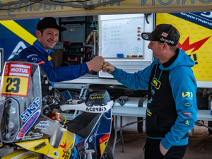 FOTO, VIDEO: Michkovi na Dakaru bouchla airbagová vesta. Po druhé etapě drží desáté místo