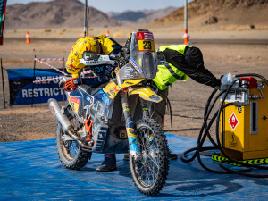FOTO, VIDEO: Michkovi na Dakaru bouchla airbagová vesta. Po druhé etapě drží desáté místo