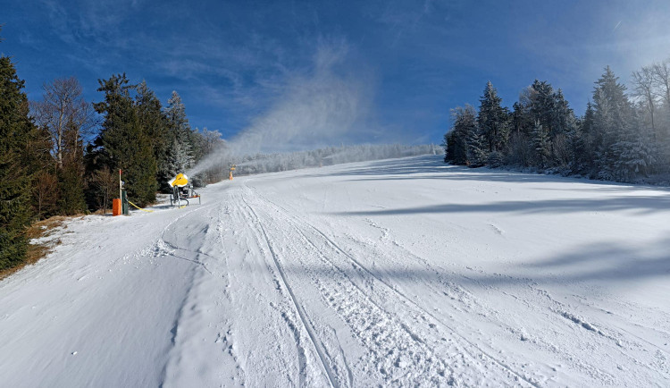 Lyžařské areály na jihu Čech s nástupem ochlazení začaly vyrábět nový sníh