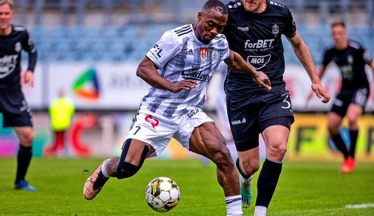 Quadri Adediran (v bílém).