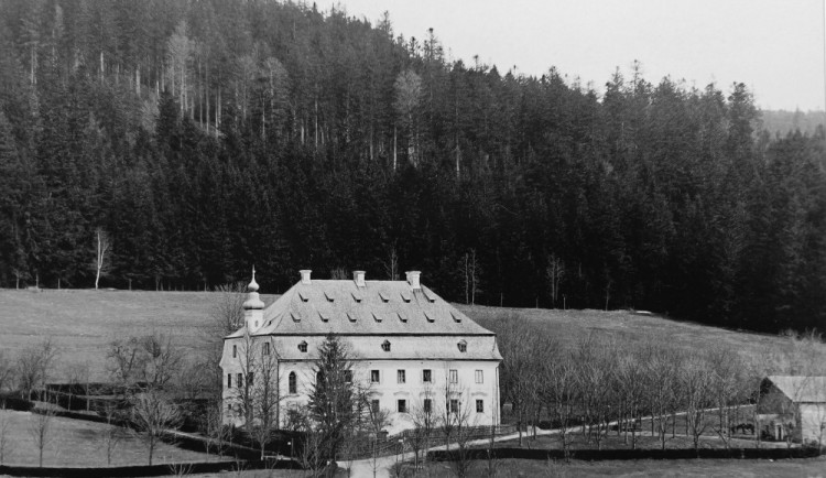 Ikonický šumavský zámek Debrník nekompromisně odstřelila armáda těsně před koncem roku 1989