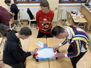V předvánočním týdnu se studenti na SPŠ SE nenudí