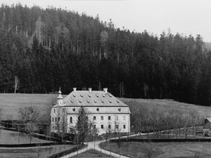 Ikonický šumavský zámek Debrník nekompromisně odstřelila armáda těsně před koncem roku 1989