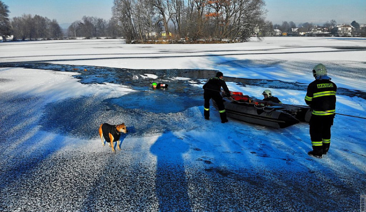 Led vás neunese, nevstupujete na rybníky, varují hasiči