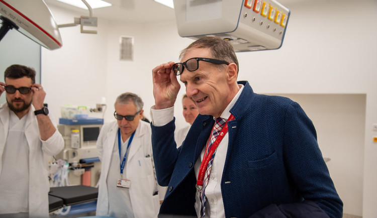 Operační sály v olomoucké Fakultní nemocnici prošly rekonstrukcí. Zkrátí čekací doby na oční klinice