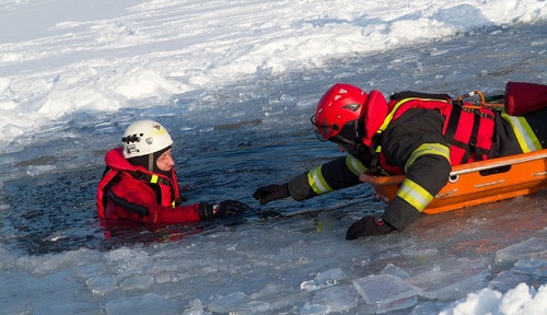 Nevstupujte na led, varuje Povodí Moravy. Zatím je příliš tenký a mohl by se prolomit