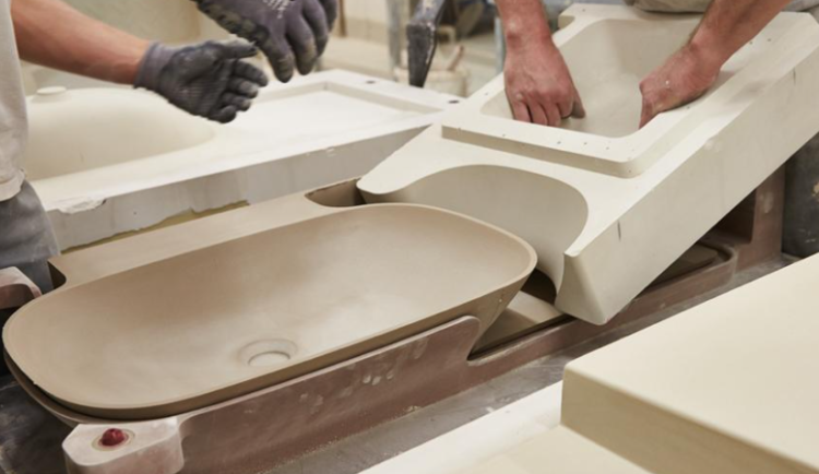 Výrobce koupelen Laufen sníží produkci ve Znojmě. Bez práce zůstanou dvě stovky lidí