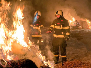 Hasiči likvidují požár stohu. Na místo muselo šest cisteren