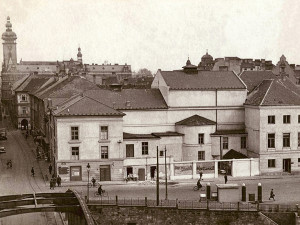 DRBNA HISTORIČKA: Před divadlem vedly tramvajové koleje