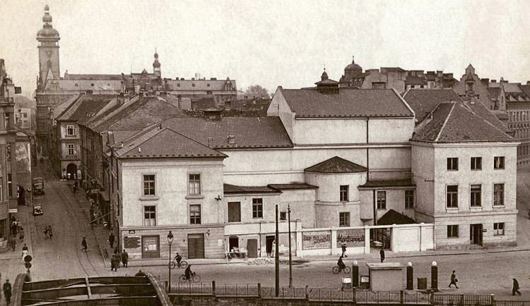 DRBNA HISTORIČKA: Před divadlem vedly tramvajové koleje