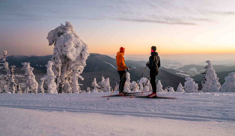 TIP NA VÍKEND: Do Jeseníků se vrátila zima, zájemce odvezou skibusy. V provozu je většina areálů