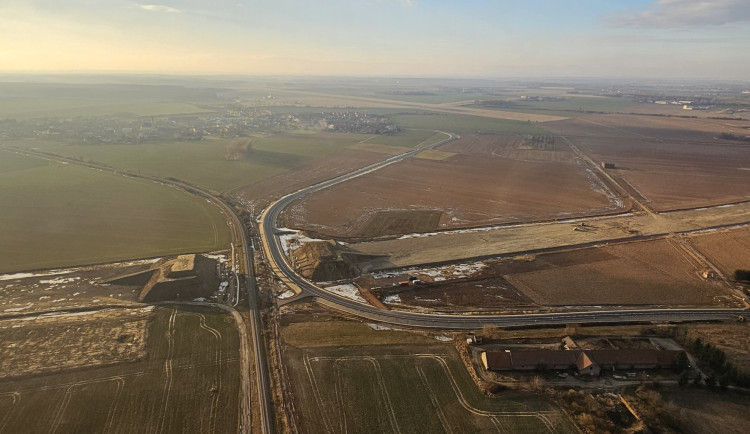 Dnes se otevře nová spojka z Přerova do Bochoře. Bývalou silnici přerušila trasa budované dálnice D1