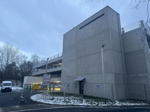 První hodina v Parkovacím domě Stromovka bude zdarma. Maximálně lidé zaplatí sto korun za den