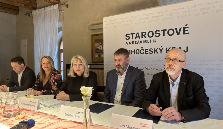 Poslanec Viktor Vojtko, poslankyně Pavla Pivoňka Vaňková, starostka Vimperku Jaroslava Martanová, starosta Pištína Jaroslav Havel (všichni STAN) a zastupitel Ivo Moravec (HOPB).