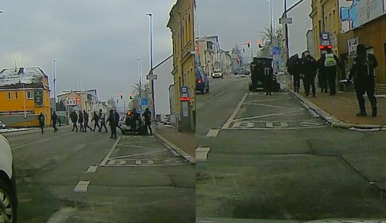 Je tu chlap, dlouhá zbraň, ozvalo se na linku 158. Šlo o hráče airsoftu