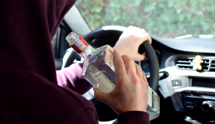 Opilý řidič brázdil ulice Brna, prozradil se přejetím obrubníku. Nadýchal téměř tři promile