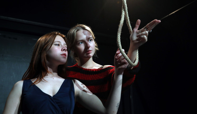 Obraz pekla v režii Slovanského tyátru. Olomoučtí studenti představí v několika reprízách novou inscenaci