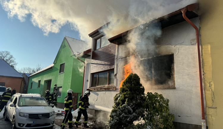 Lidé pomáhají rodině, kterou výbuch plynu připravil o střechu nad hlavou