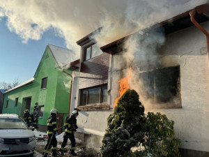 Lidé pomáhají rodině, kterou výbuch plynu připravil o střechu nad hlavou