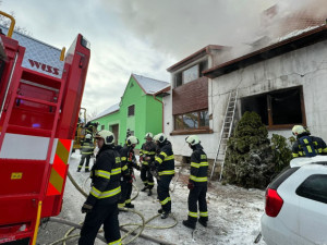 Lidé pomáhají rodině, kterou výbuch plynu připravil o střechu nad hlavou