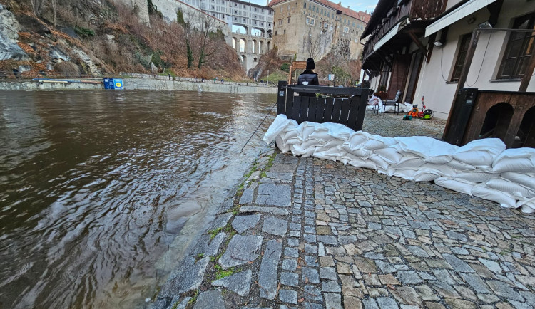 V Českém Krumlově klesla Vltava po čtyřech týdnech pod hranici povodňových stupňů