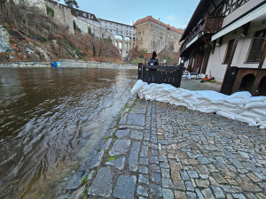 V Českém Krumlově klesla Vltava po čtyřech týdnech pod hranici povodňových stupňů