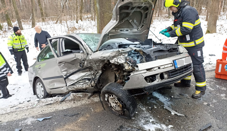 U Jindřichova Hradce se čelně srazila dvě auta. Jedna žena střet nepřežila