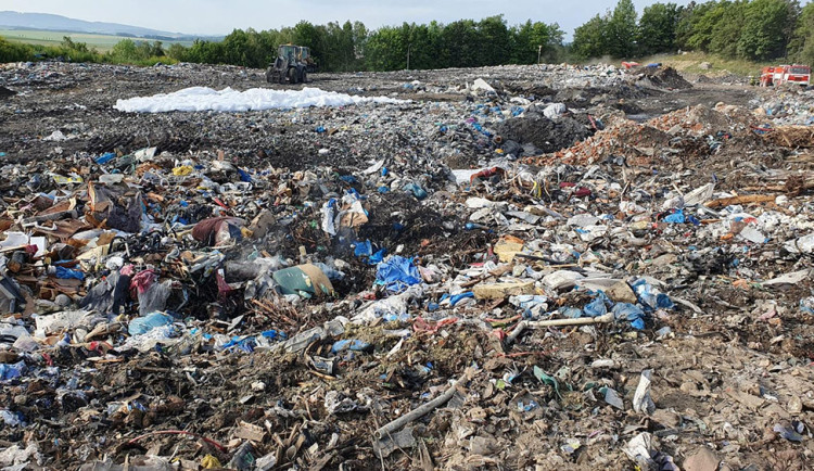 Veolia chce navýšit kapacitu skládky nebezpečných odpadů v Hradčanech. Obec je na rozpacích