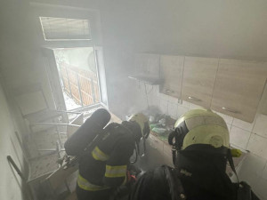 Na Rudolfovské začal hořet byt. Kvůli zapnutému sporáku
